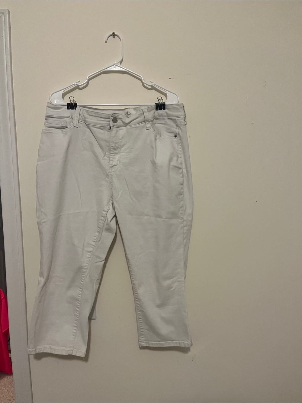 St. John's Bay White Capris
